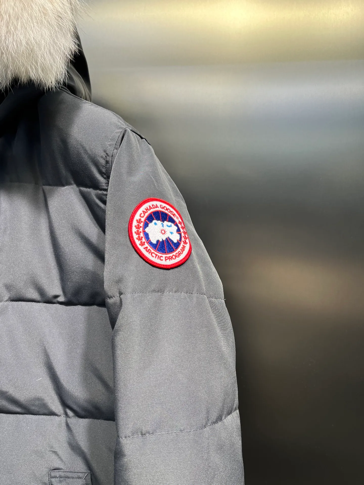 P860 Canada Goose 14 models Canada Goose🌟 Natural Siberian coyote fur collar, the delicate and strong feel, is the sense of life that comes from the erosion of natural wind and frost! Authentic version! All the details are in place! The fabric is made of high-density nano-level waterproof fabric, which is windproof and wear-resistant, and has a certain thickness! The down is 90% national standard white duck down, which can be taken for testing. It uses an imported down flushing machine for accurate down flushing! The grams are guaranteed to be the same. It will not be like the hand racing in small workshops, resulting in more velvet here and less velvet there. The zipper is the YKK brand used by Canada Goose! Smooth and comfortable on both sides! In order to prevent cold wind from pouring in, a double closure design is adopted. On the premise of the traditional zipper fly, a secondary closure with large military buttons is used to bring better warmth retention effect. It retains the classic hooded design and uses super large luxurious wolf fur to protect against wind and cold! The fur collar is removable! It doesn’t matter how low the temperature is this winter, a big goose suit is enough. I’ll give you the wind and temperature!  Size: s-xxl